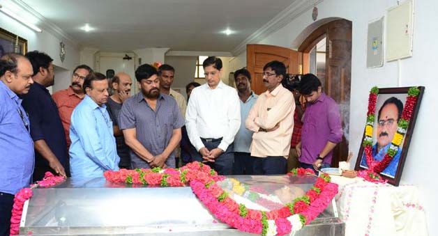 Celebs Paying Tribute To Vijaya Bapineedu Pics