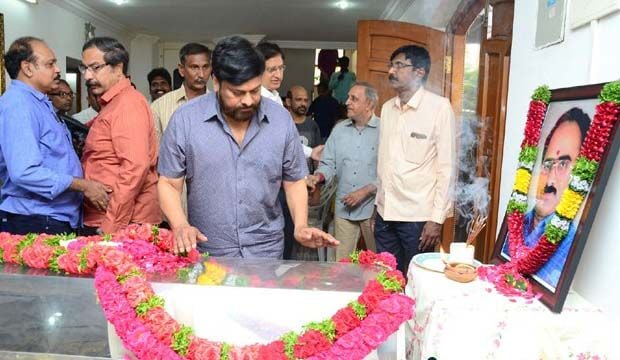 Celebs Paying Tribute To Vijaya Bapineedu Pics