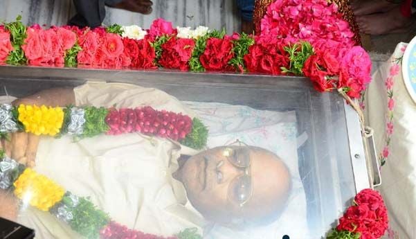 Celebs Paying Tribute To Vijaya Bapineedu Pics