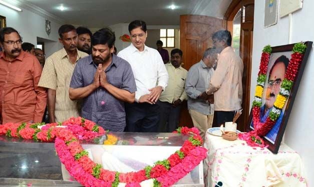 Celebs Paying Tribute To Vijaya Bapineedu Pics