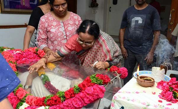 Celebs Paying Tribute To Vijaya Bapineedu Pics