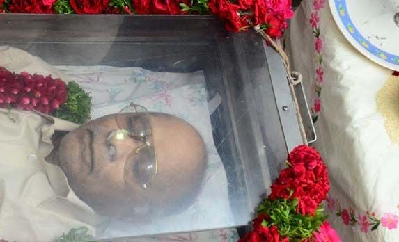 Celebs Paying Tribute To Vijaya Bapineedu Pics