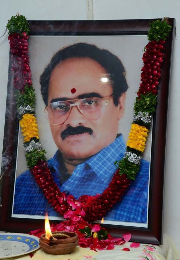 Celebs Paying Tribute To Vijaya Bapineedu Pics