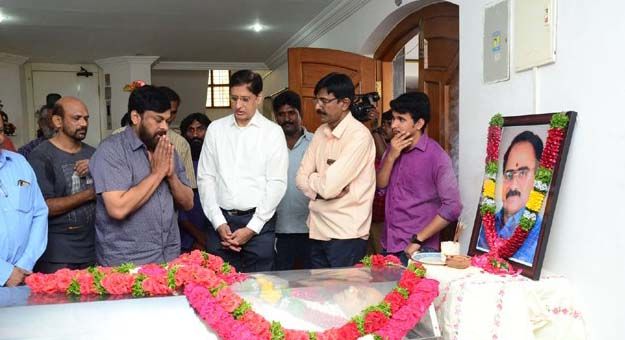 Celebs Paying Tribute To Vijaya Bapineedu Pics