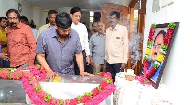 Celebs Paying Tribute To Vijaya Bapineedu Pics