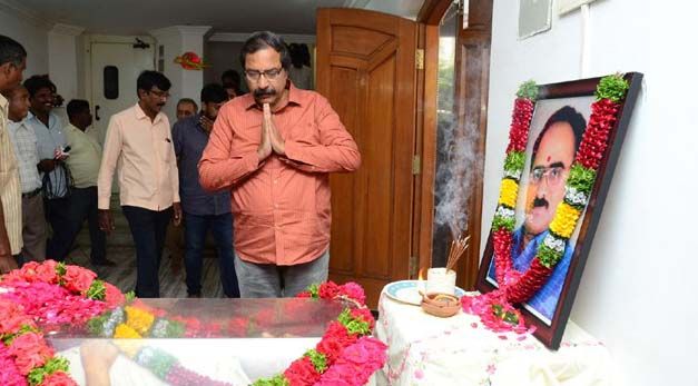 Celebs Paying Tribute To Vijaya Bapineedu Pics