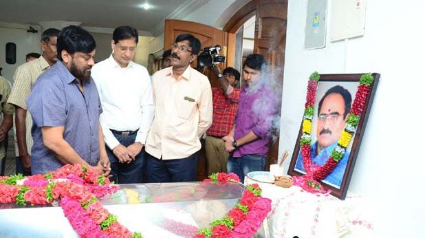 Celebs Paying Tribute To Vijaya Bapineedu Pics