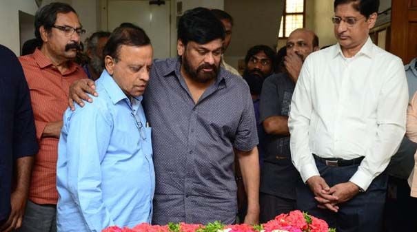 Celebs Paying Tribute To Vijaya Bapineedu Pics