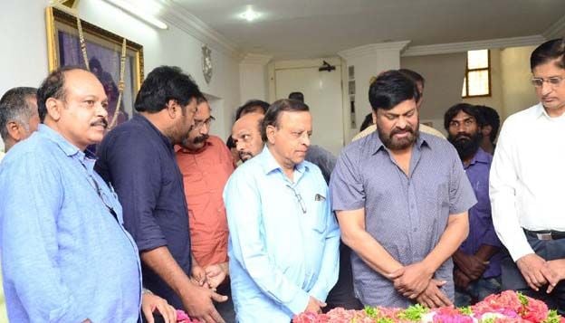 Celebs Paying Tribute To Vijaya Bapineedu Pics