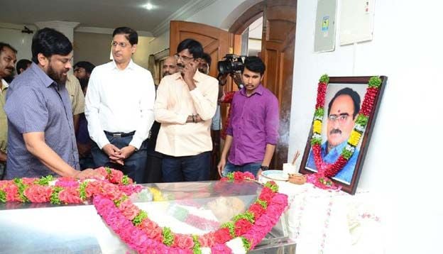Celebs Paying Tribute To Vijaya Bapineedu Pics