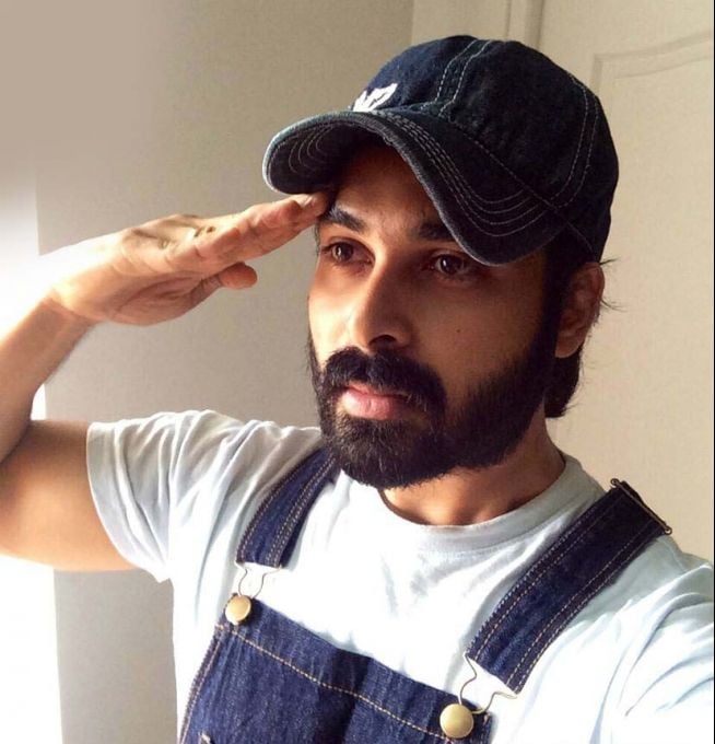 Celebs Salute Selfie For Independence Day Photos