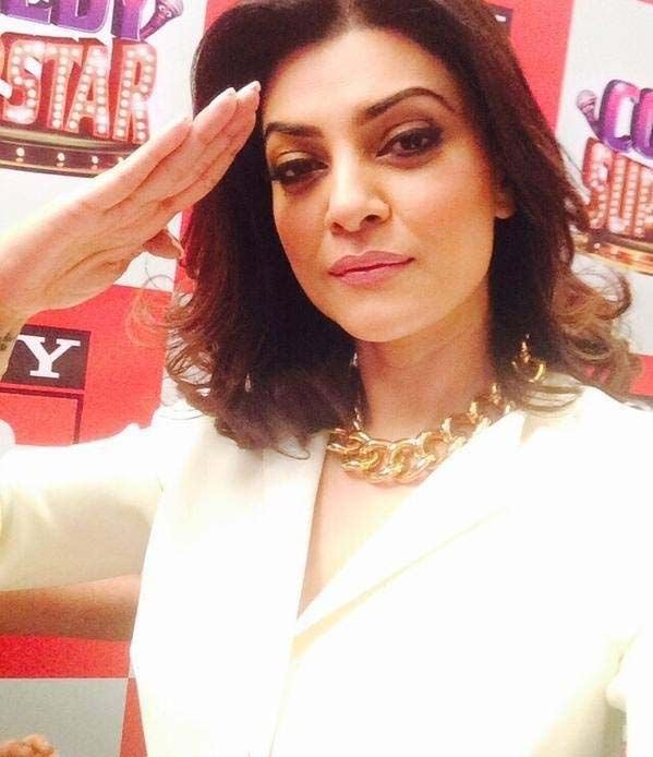 Celebs Salute Selfie For Independence Day Photos