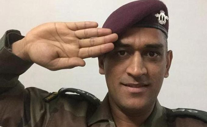 Celebs Salute Selfie For Independence Day Photos