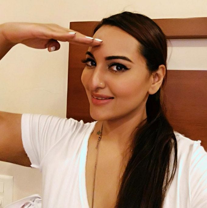 Celebs Salute Selfie For Independence Day Photos