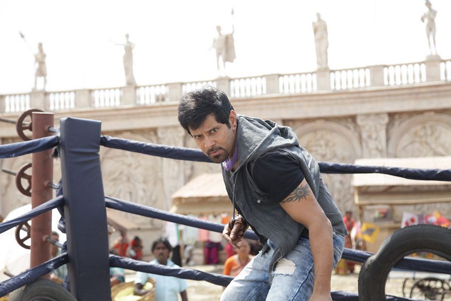 Chiyaan Vikram 10 Endrathukulla Movie Stills