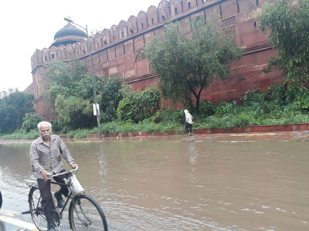 Delhi Rains: Heavy Rain Lashes Delhi-NCR, Traffic Jam, Waterlogging at several places