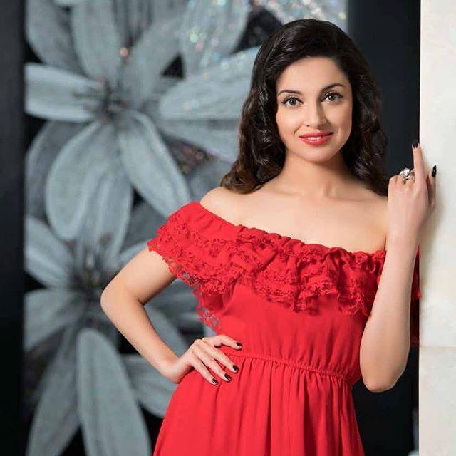 Divya Khosla Kumar Latest Rare & Unseen Backless Photo Stills