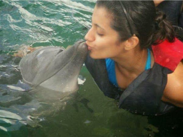 Drunk Actress Trisha Caught redhanded dancing on Streets Unseen Photos