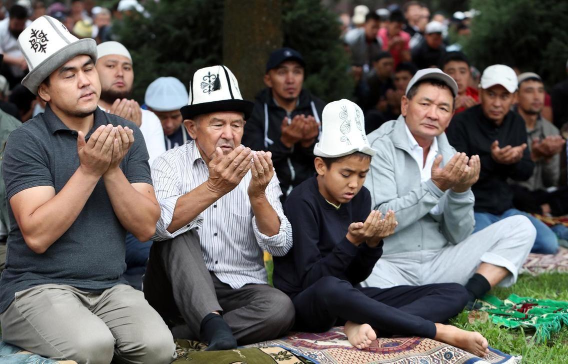 Eid prayers in Makkah and around the world