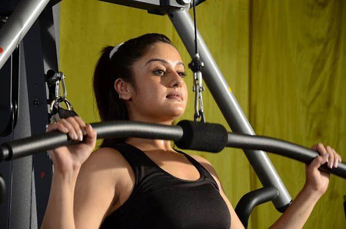 Exclusive Actresses Caught hardly Working Out In Gym