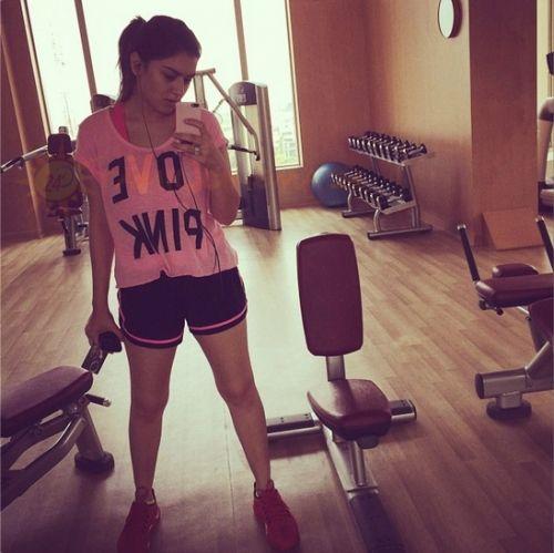 Exclusive Actresses Caught hardly Working Out In Gym