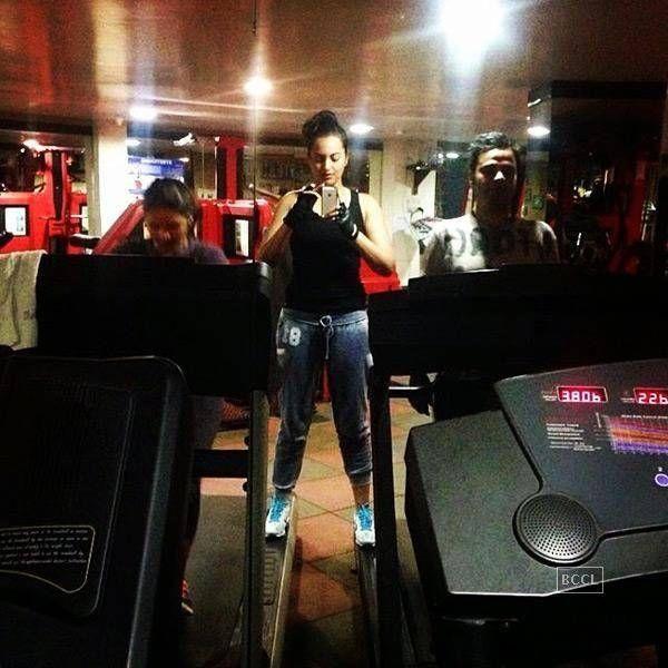 Exclusive Actresses Caught hardly Working Out In Gym