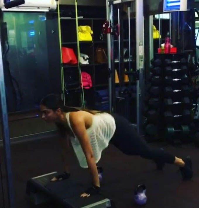 Exclusive Actresses Caught hardly Working Out In Gym