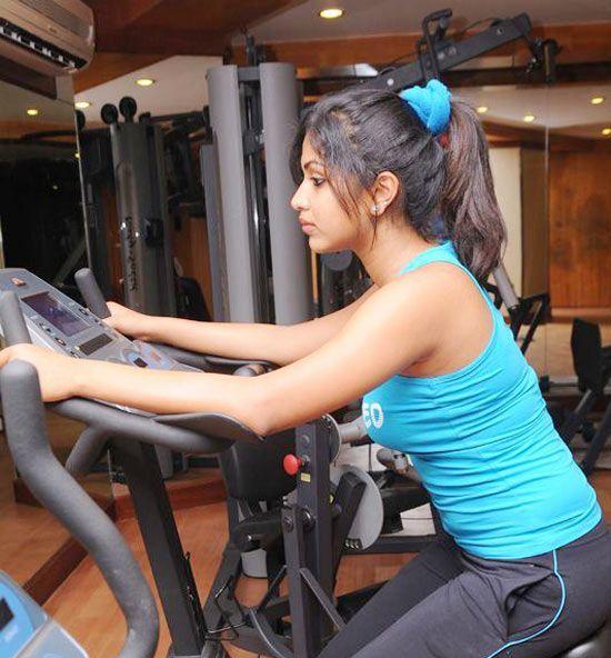 Exclusive Actresses Caught hardly Working Out In Gym