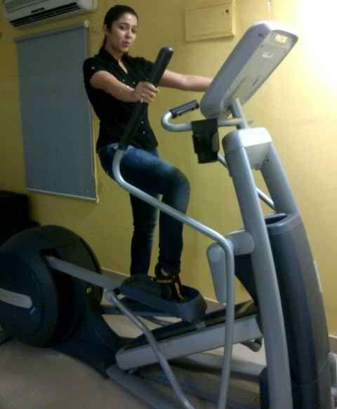 Exclusive Actresses Caught hardly Working Out In Gym