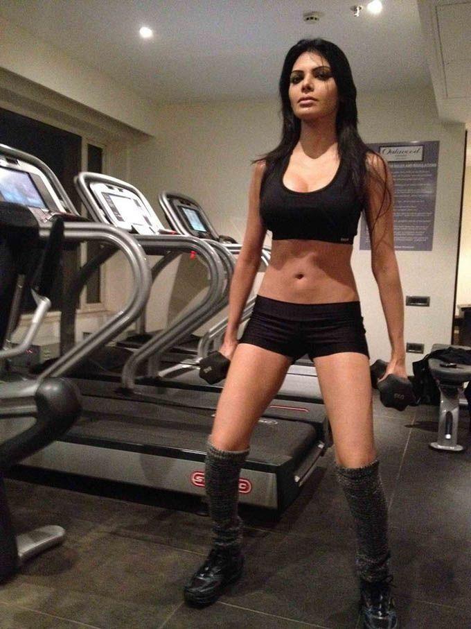 Exclusive Actresses Caught hardly Working Out In Gym