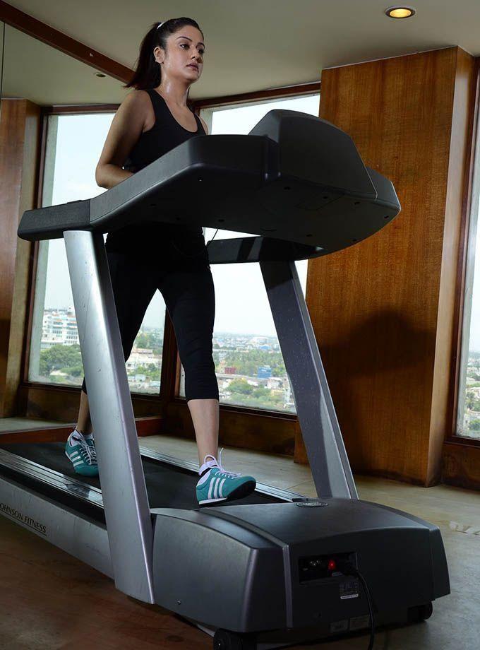 Exclusive Actresses Caught hardly Working Out In Gym