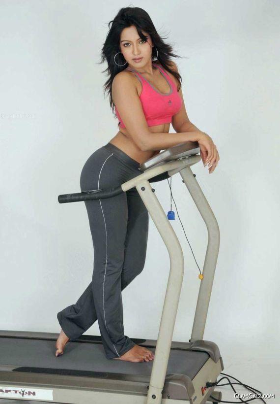 Exclusive Actresses Caught hardly Working Out In Gym