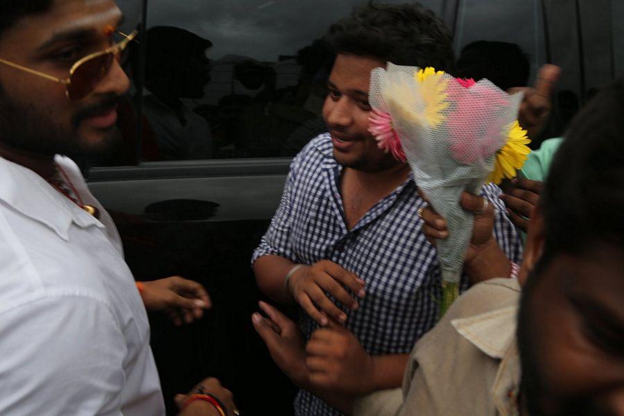 Exclusive Leaked: Duvvada Jagannadham Movie Unseen Working Stills & Posters