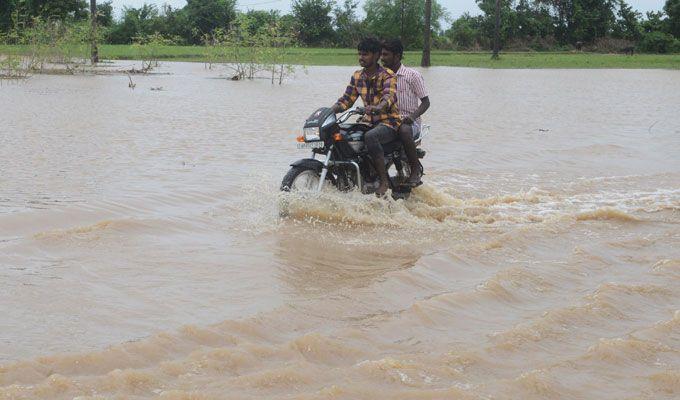 Heavy Rain Lashes Krishna & Godavari Districts Area Photos