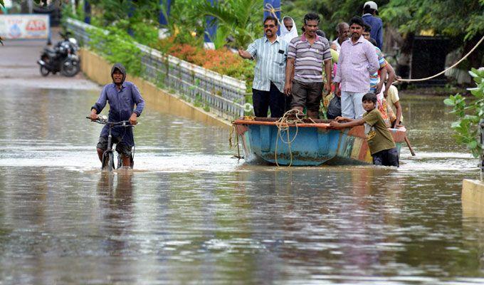 Heavy Rain Lashes Krishna & Godavari Districts Area Photos