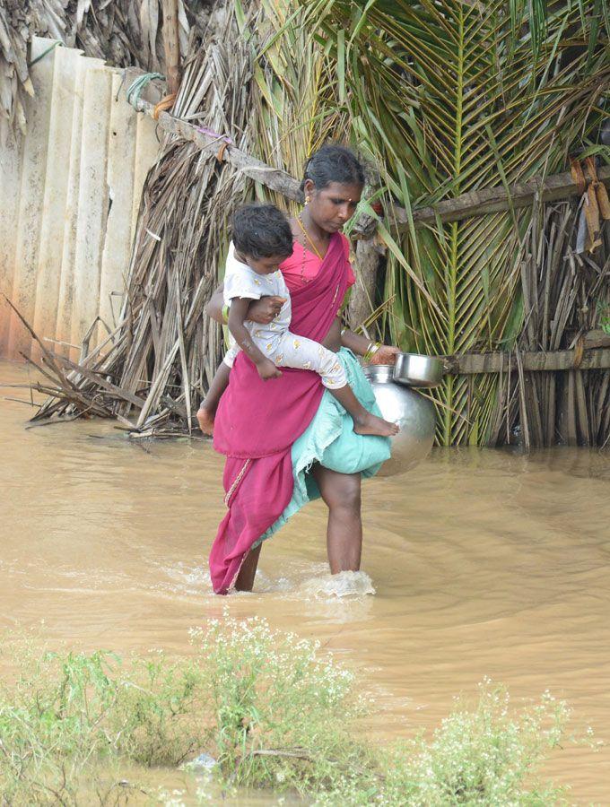 Heavy Rain Lashes Krishna & Godavari Districts Area Photos