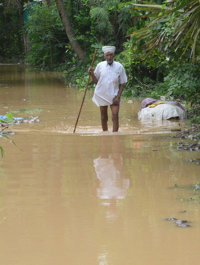 Heavy Rain Lashes Krishna & Godavari Districts Area Photos