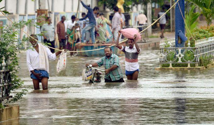 Heavy Rain Lashes Krishna & Godavari Districts Area Photos