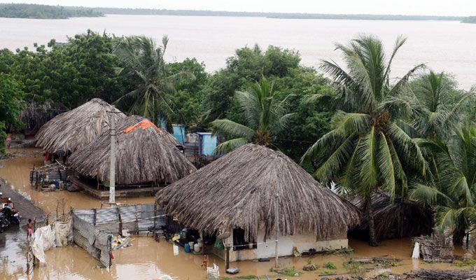 Heavy Rain Lashes Krishna & Godavari Districts Area Photos