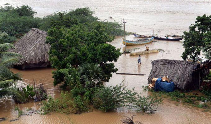 Heavy Rain Lashes Krishna & Godavari Districts Area Photos