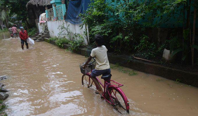 Heavy Rain Lashes Krishna & Godavari Districts Area Photos