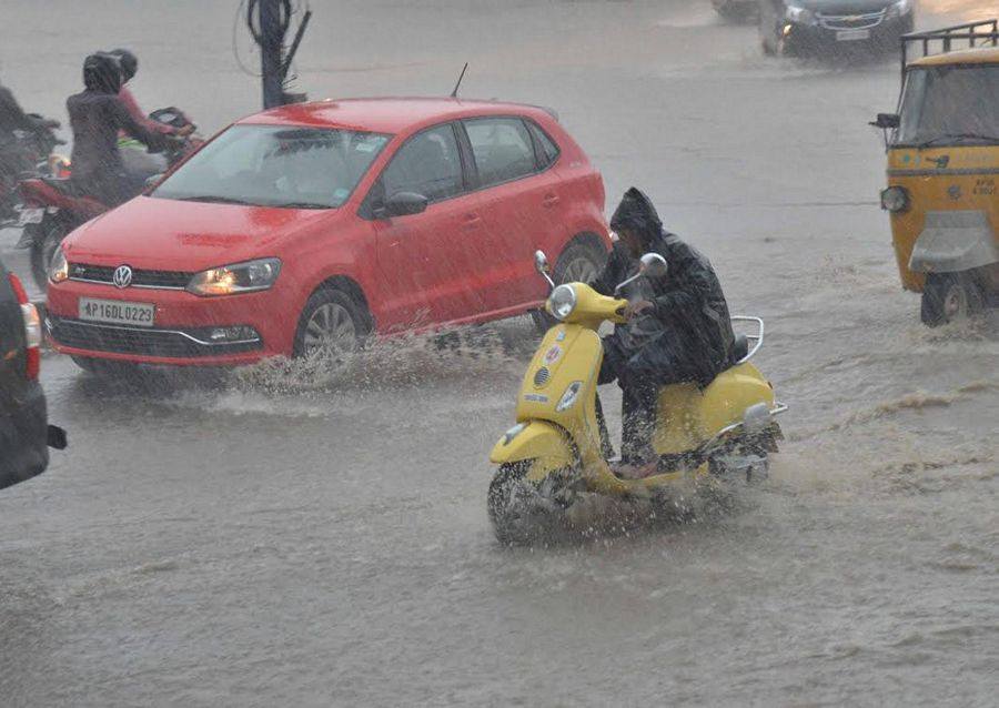 Heavy Rain lashes Hyderabad Photos