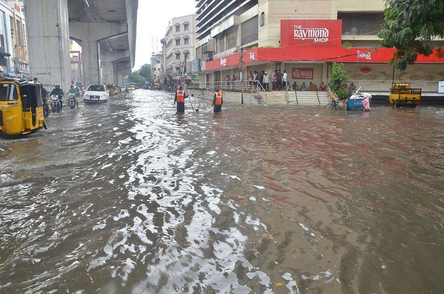 Heavy Rain lashes Hyderabad Photos