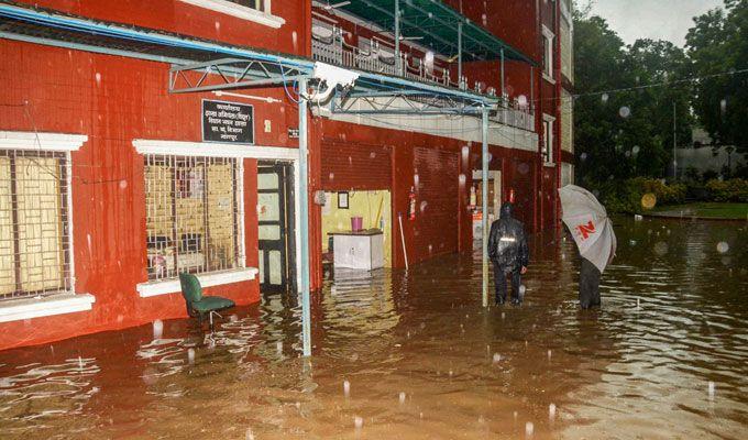 Heavy Rain lashes Maharashtra Photos