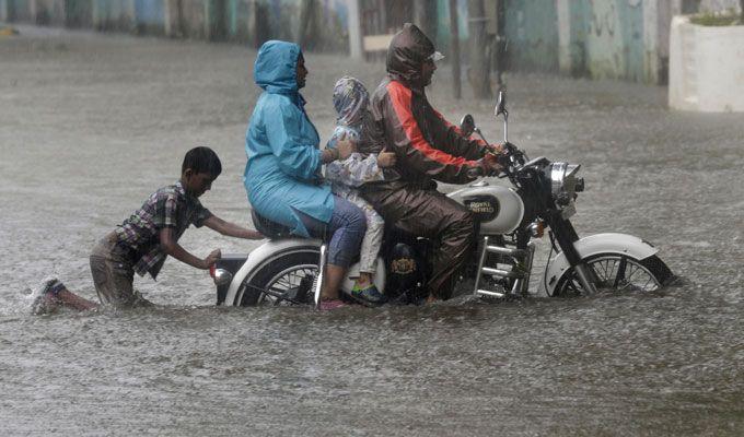 Heavy rain lashes Mumbai Photos
