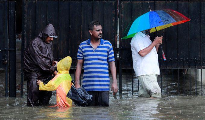 Heavy rain lashes Mumbai Photos