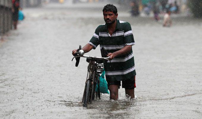 Heavy rain lashes Mumbai Photos