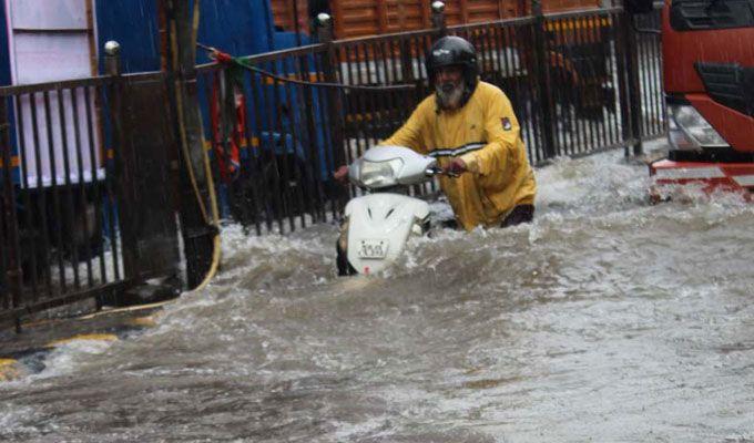 Heavy rain lashes Mumbai Photos