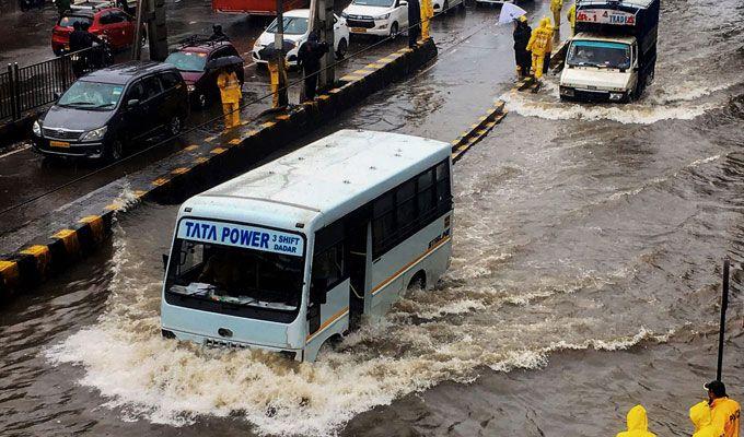 Heavy rain lashes Mumbai Photos