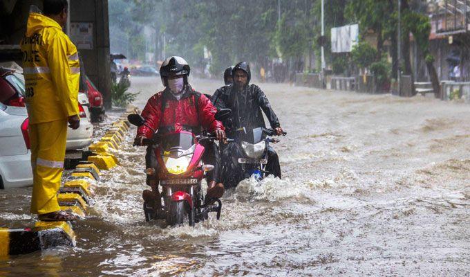 Heavy rain lashes Mumbai Photos